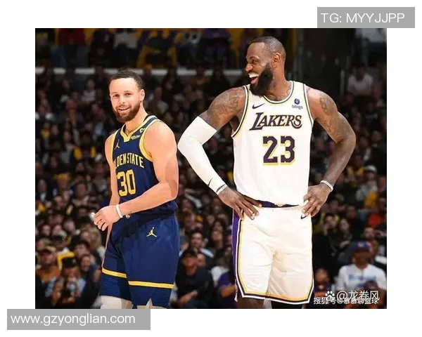 库里在湖人对勇士比赛中意外滑倒引发球迷热议与赛后分析 库里在湖人对勇士比赛中意外滑倒引发球迷热议与赛后分析