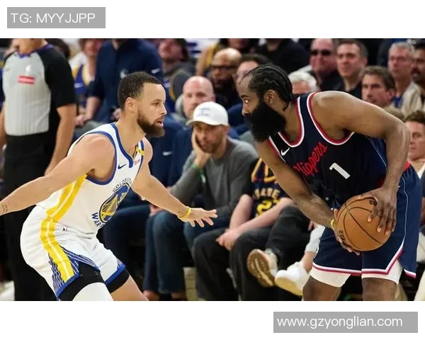 勇士又一轮背靠背出战，库里大战哈登助球队取得胜利