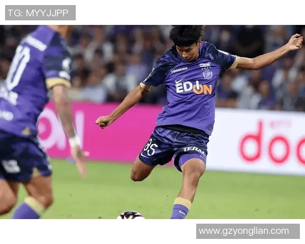 千叶队与福冈黄蜂的激烈对决展现足球魅力与团队精神